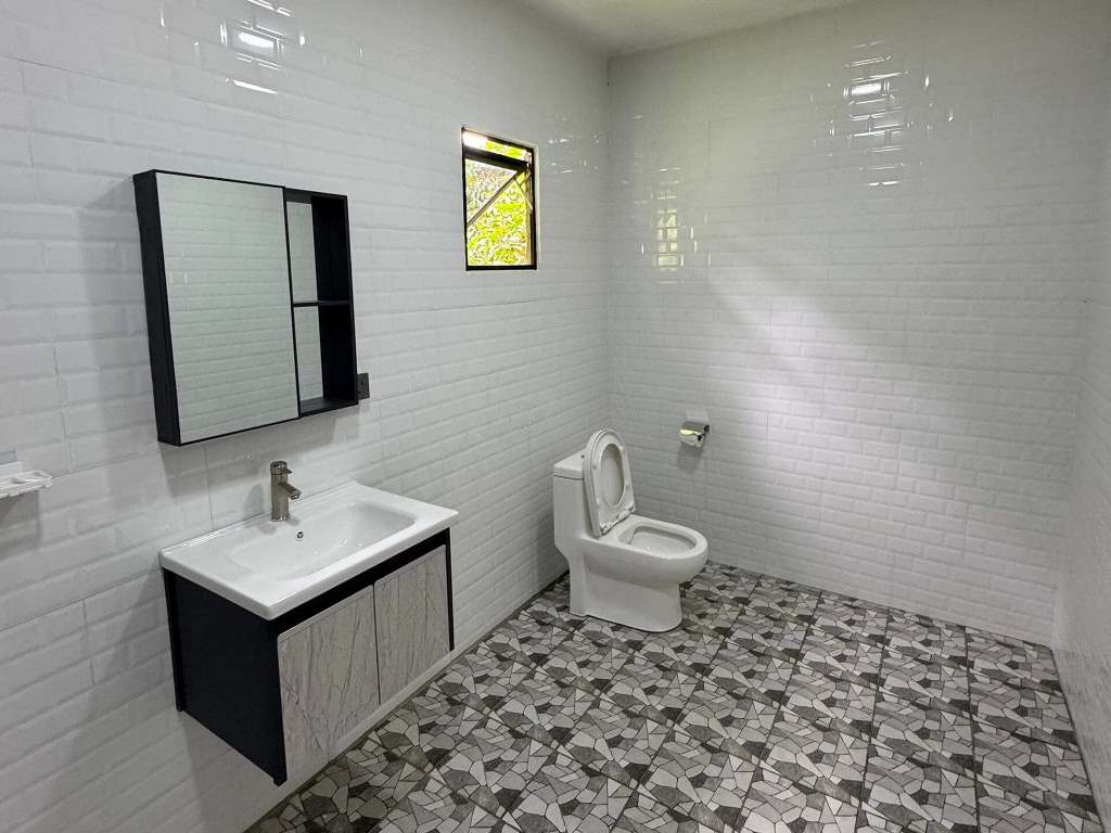 Benarat Lodge - Deluxe Rooms (bathroom)